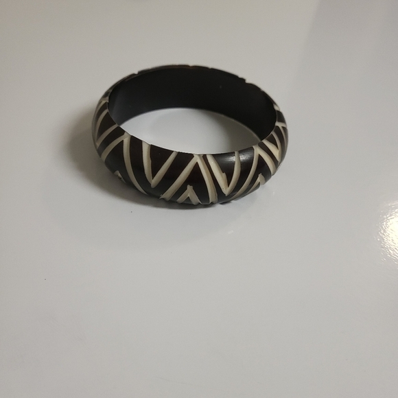 Carved chevron patterned dark brown vintage  bangle bracelet - Picture 4 of 7